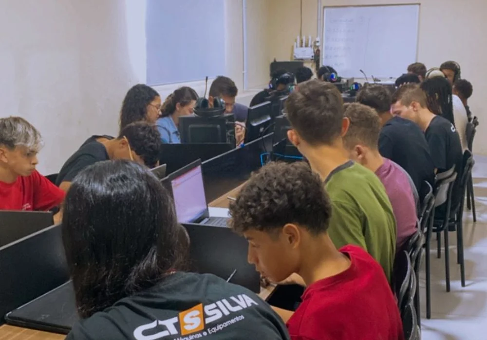 Jovens em aula com computadores