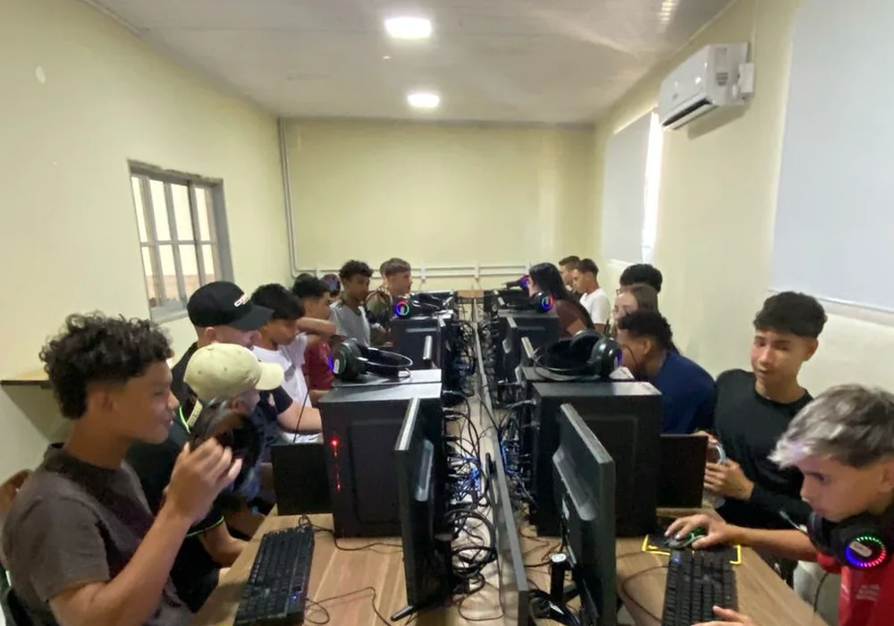 Jovens em atividade de aprendizagem profissional