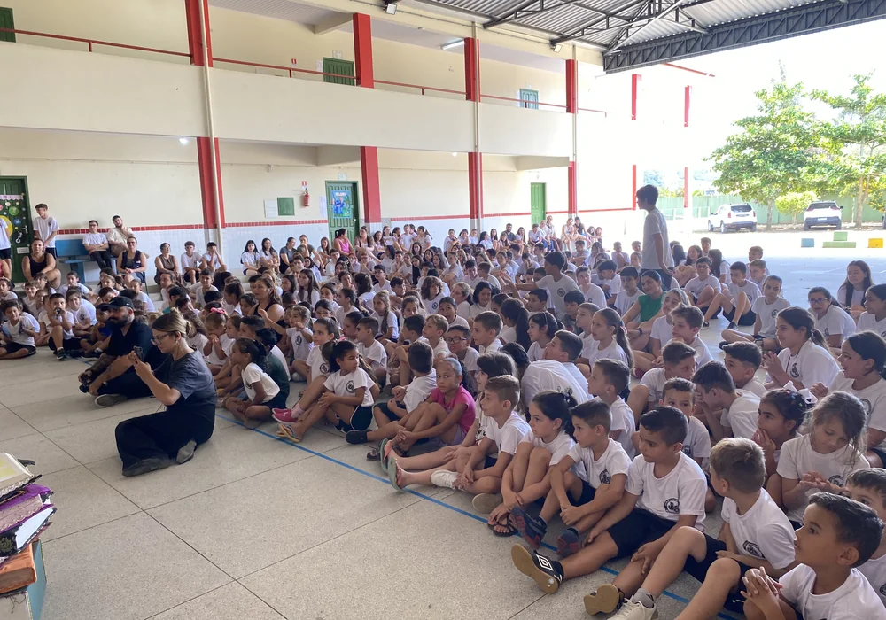 Estudantes acompanhando projeto cultural