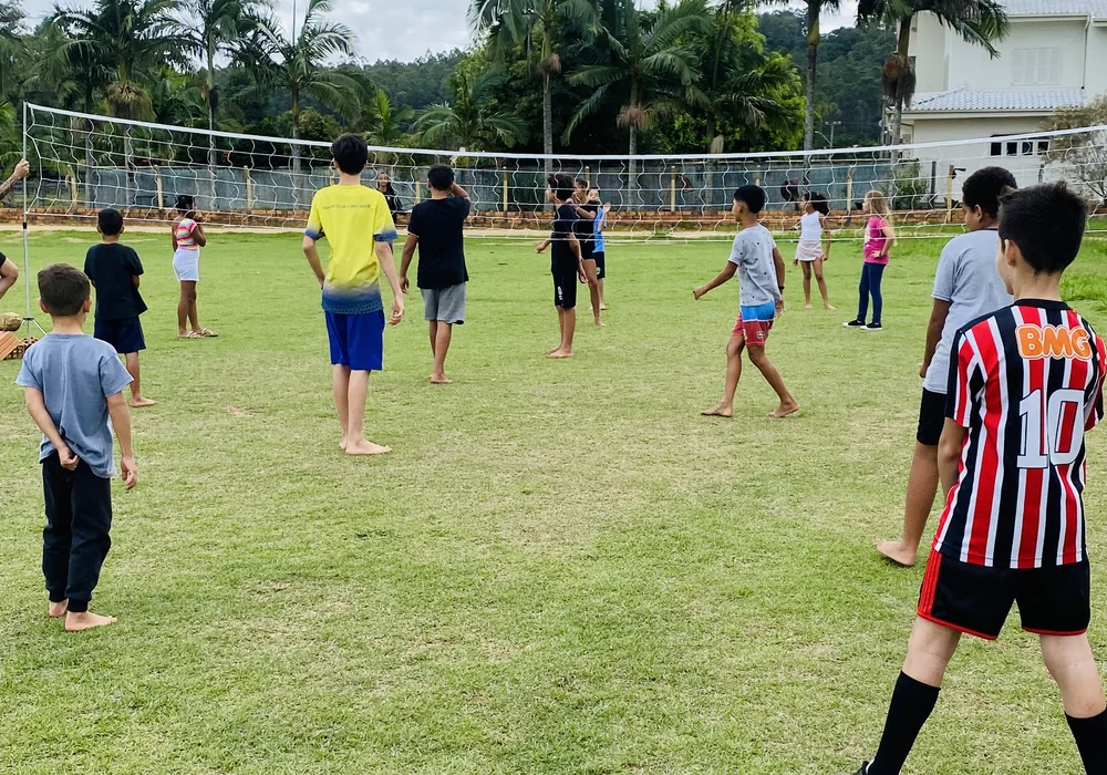 Criancas em atividade de futebol